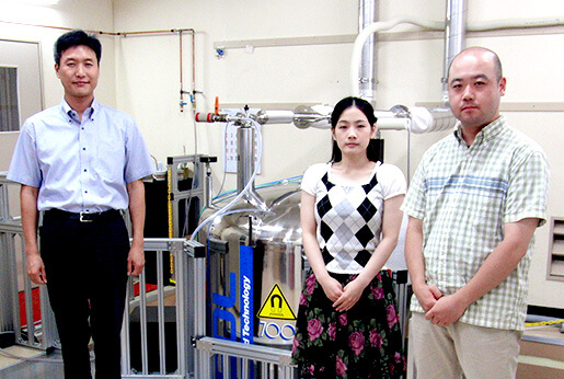 Dr. Kwon and staff (with the 700 MHz instrument in the background)