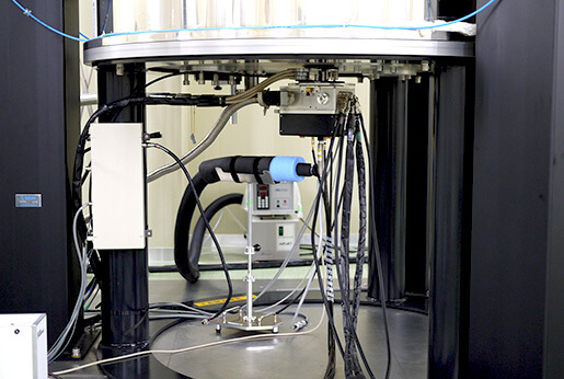 UltraCOOL 프로브가 설치된 800MHz NMR 시스템.