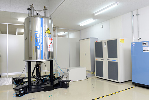 JNM-ECA600을 포함하여 JEOL의 초전도형 NMR 시스템 5대를 사용하고 있다.