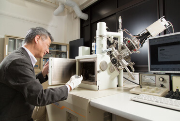 Спектрометр мягкого рентгеновского излучения, установленный на вольфрамовом СЭМ. Регулярно используется в лаборатории.