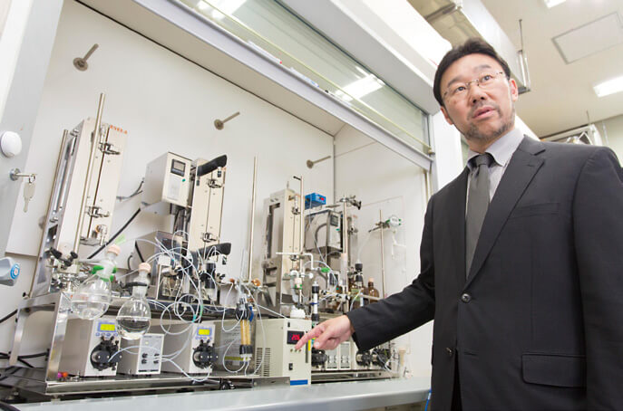 Professor Kobayashi explaining the flow synthesis system