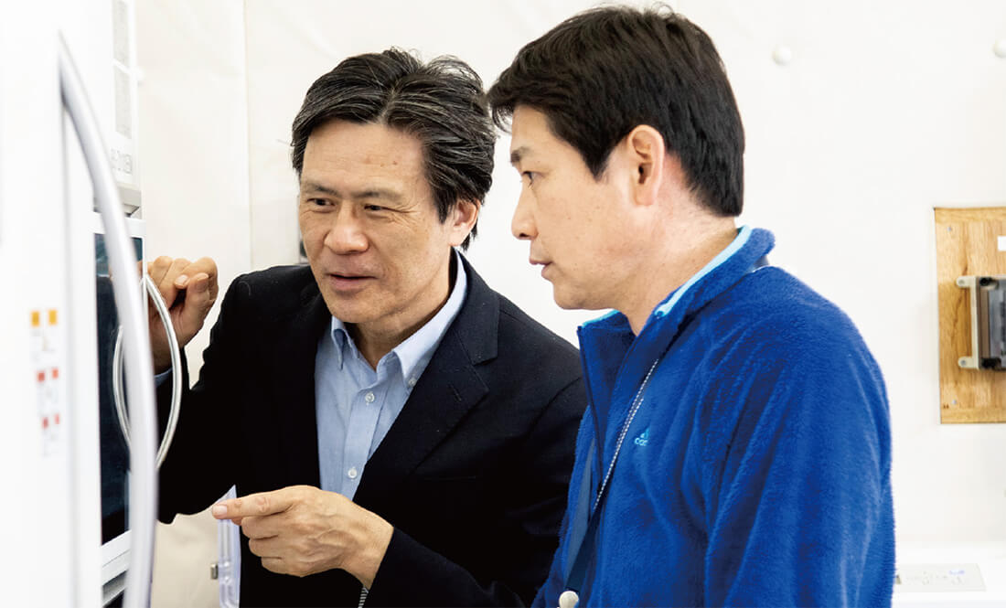 Professor Chiba and Yanagihara, researcher