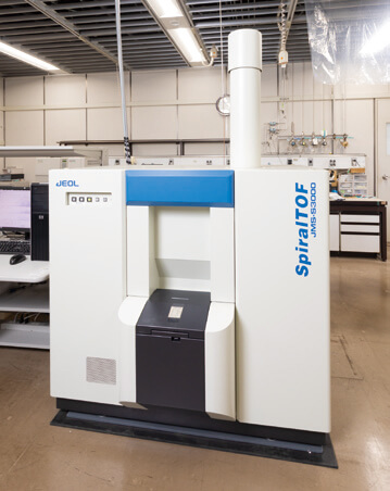 JMS-S3000 SpiralTOF™(ซ้าย) และ JMS-T200GC AccuTOF™ GCx-plus(ขวา) ของ JEOL Ltd. ที่ใช้โดย Polymer Chemistry Group