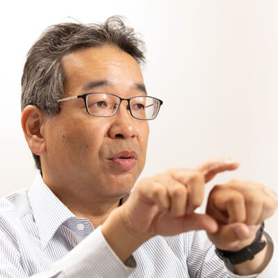 Хироаки Сато: доктор философии.