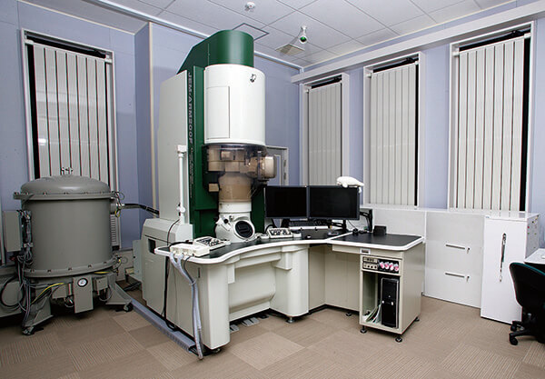 Демонстрационная установка охлаждения микроскопаJEM-ARM200F в научно-исследовательском центре JEOL