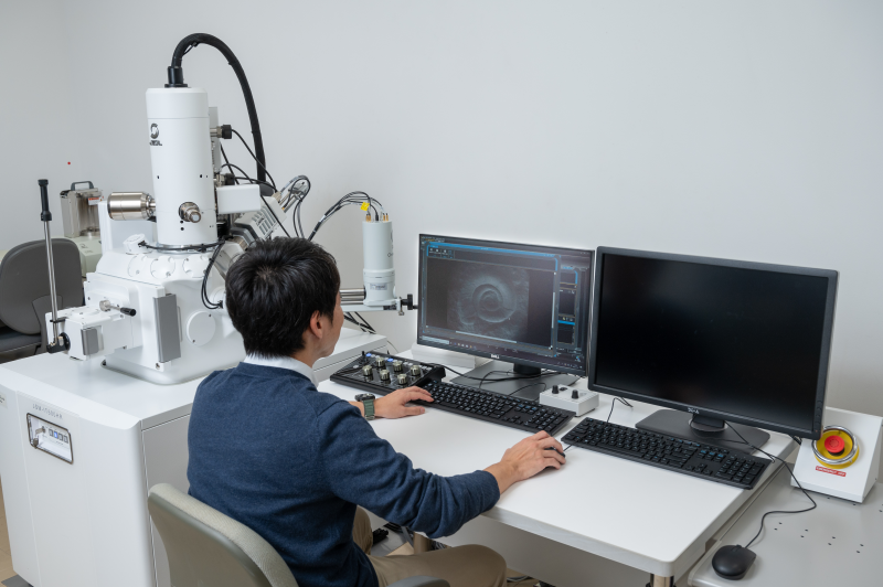 주사형 전자현미경 JSM-IT500HR/LA를 사용하여 관찰하고 있는 나카야마 켄타로 박사