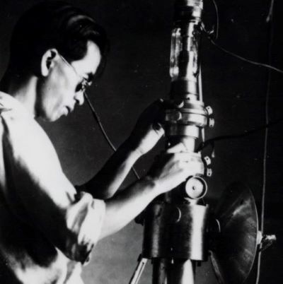 Dr. Kanichi Ashinuma adjusting DA-1