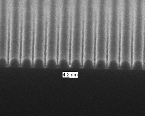 Cross section image of a minimum width line (×200 k)